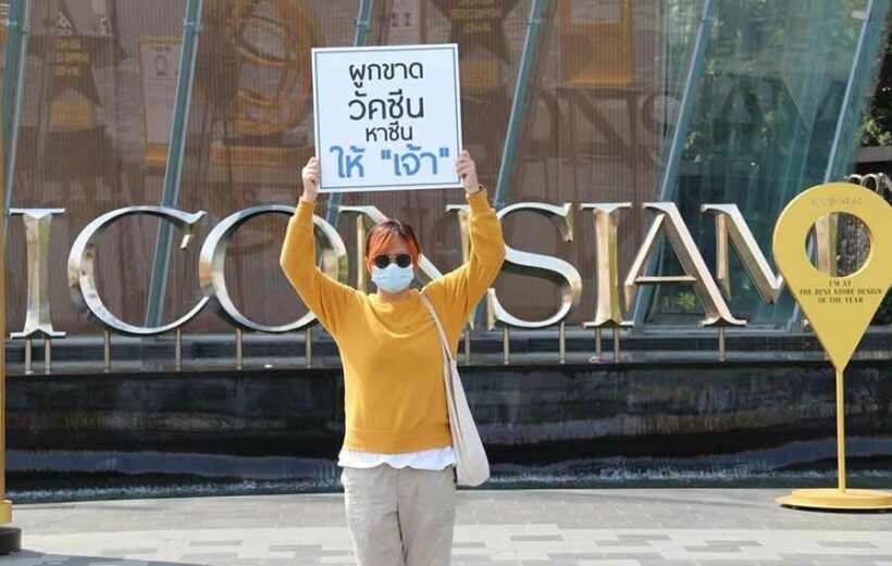 Security guard slaps student for displaying protest sign at Bangkok mall – VIDEO