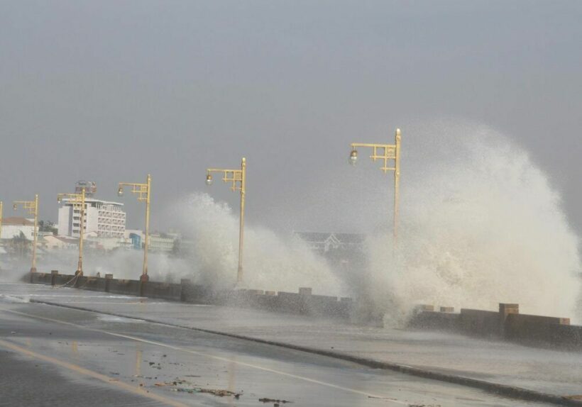 Strong surf hits Prachuap Khiri Khan beach