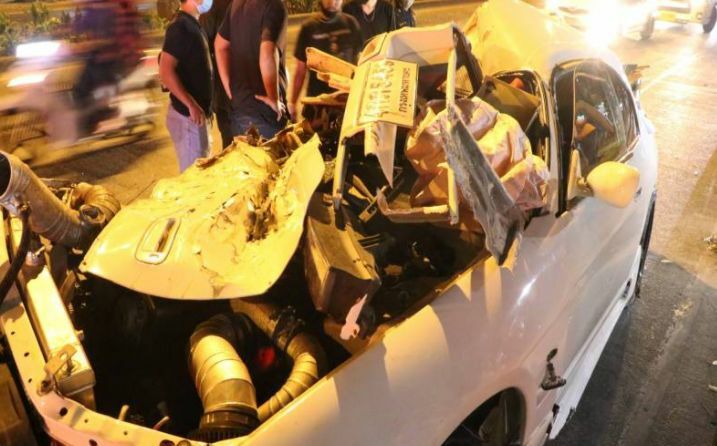 Man killed and 2 injured after sports car collides with van in Bangkok