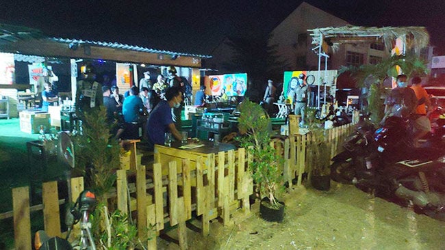 Police raid Chon Buri bar and arrest 28 people for allegedly violating the Emergency Decree