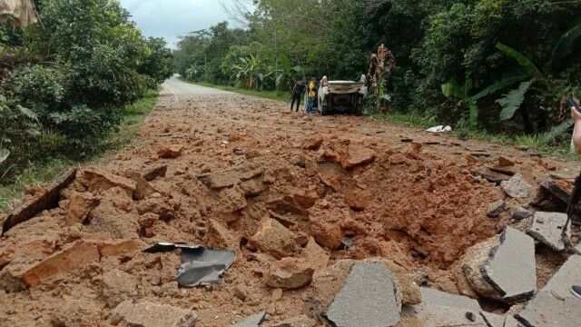 5 police officers injured in suspected insurgent bomb explosion