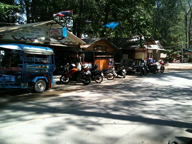 Thai man dies after motorbike hits tree in Phuket