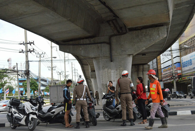 Bangkok roadside checkpoint inspected by deputy police chief on first night