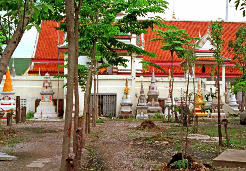 Banquet for ghosts held in Chon Buri cemetery – some food left over