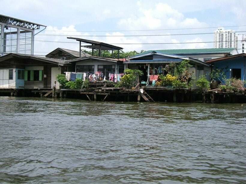 25 houses collapse into canal in Samut Prakan