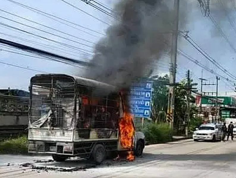 Pickup truck catches fire in Chonburi, passengers escape