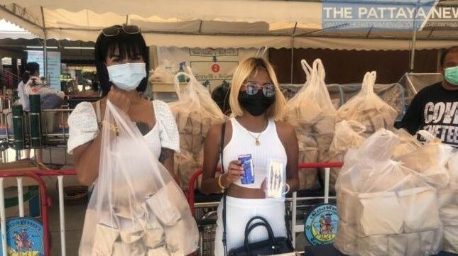 Pattaya sandwich maker gives out food and face masks to needy in Banglamung