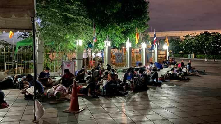 Hundreds wait outside Bangkok temple overnight for Covid test