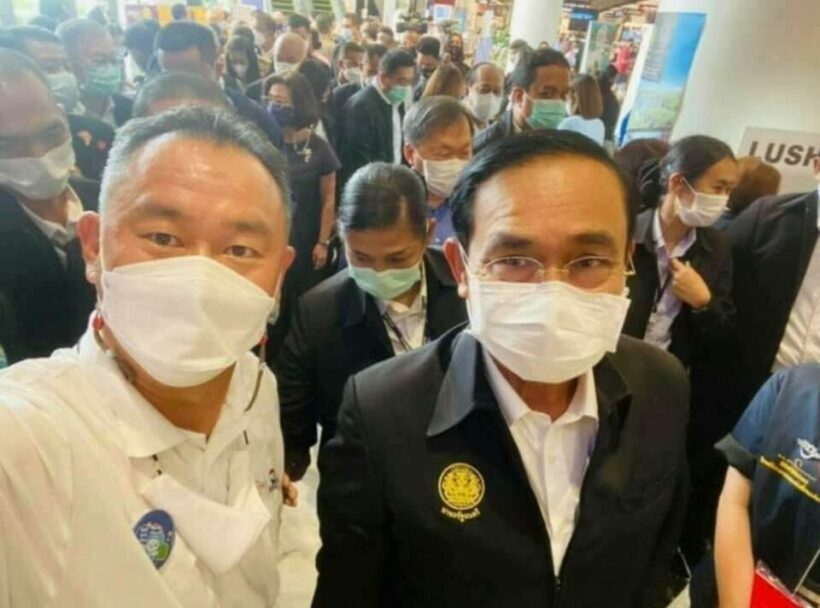 Thai Prime Minister Prayut and Surin Chamber of Commerce, Veerasak Pisanuwong, take a selfie together.