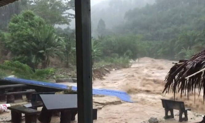 Heavy rain causes flash flood in Surat Thani