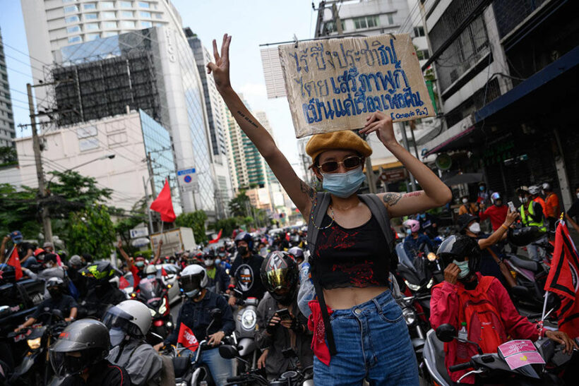 Anti-government protesters in violent clashes with police in Bangkok