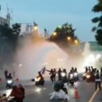 Protesters clash with police for over 4 hours in Bangkok, 5 officials injured | Thaiger