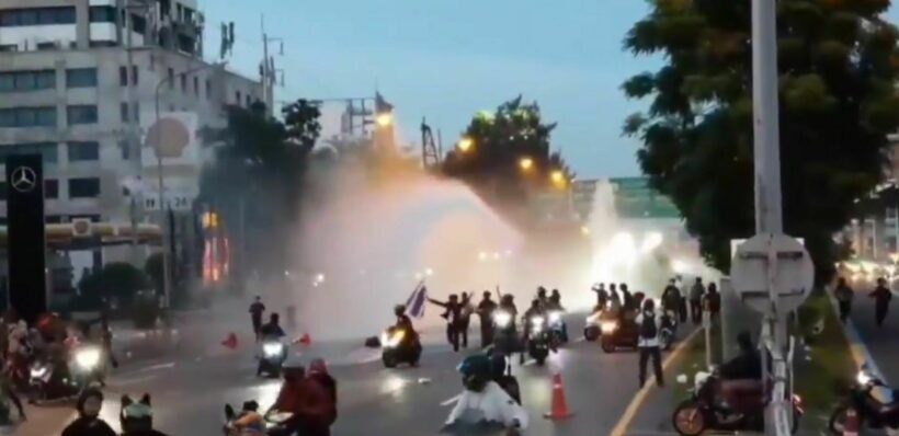 Protesters clash with police for over 4 hours in Bangkok, 5 officials injured