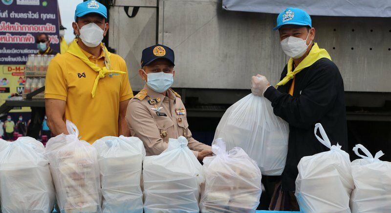 Army provides food for the Rawai Sea gypsy community