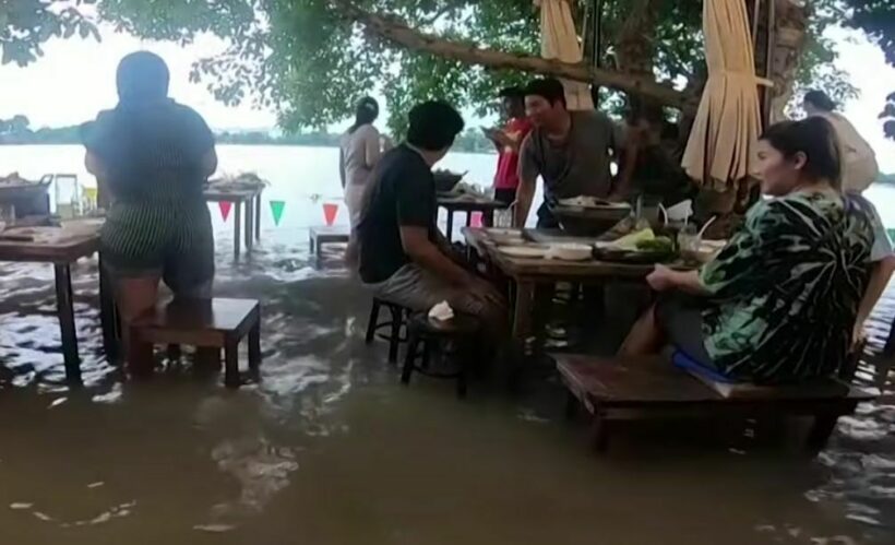 Restaurant goes viral as diners enjoy braving the floodwaters