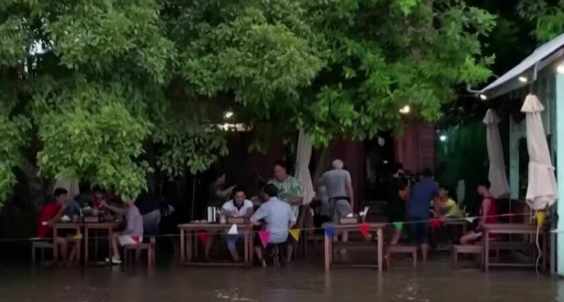 Restaurant goes viral as diners enjoy braving the floodwaters | News by Thaiger