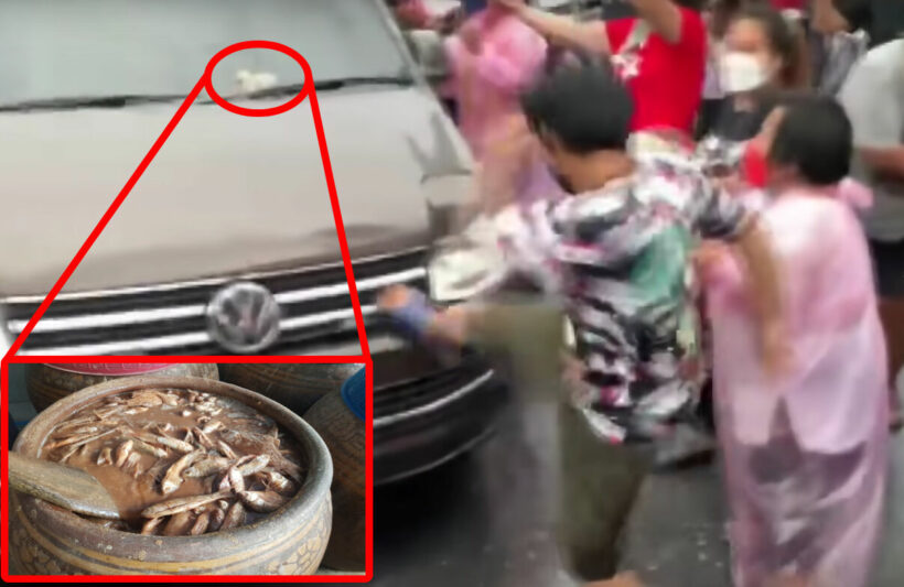 Nonthaburi protesters threw fermented fish at PM Prayut’s van