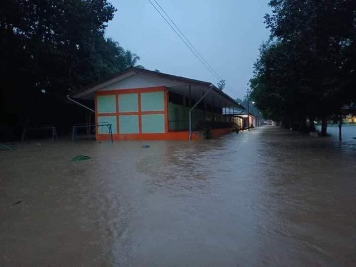 Flash floods from heavy rain hit three districts in Surat Thani