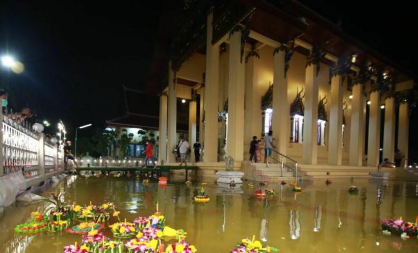 Wat Arsasongkhram used flood waters to celebrate Loy Krathong