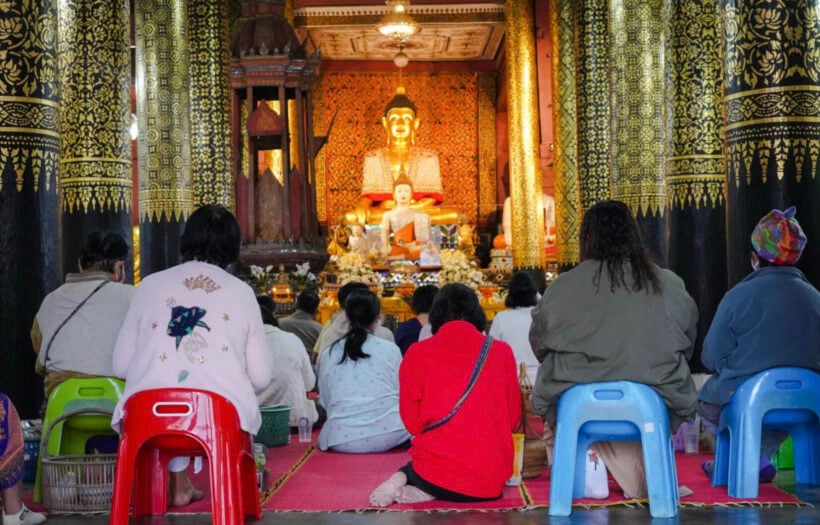 buddhist people praying