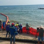 Race against time to prevent Rayong oil spill reaching the shore, 3 kilometres away | Thaiger