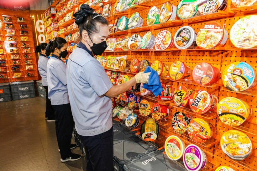Bangkok instant noodle shop draws thousands of teens
