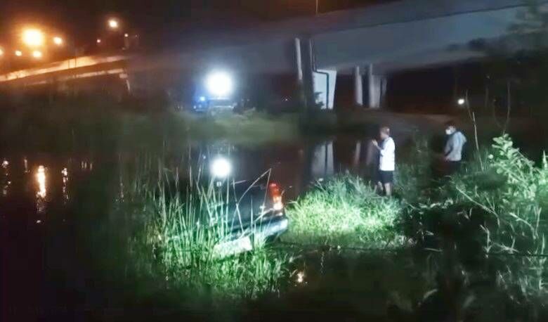 Driver focused on GPS accidentally drives into canal in Korat