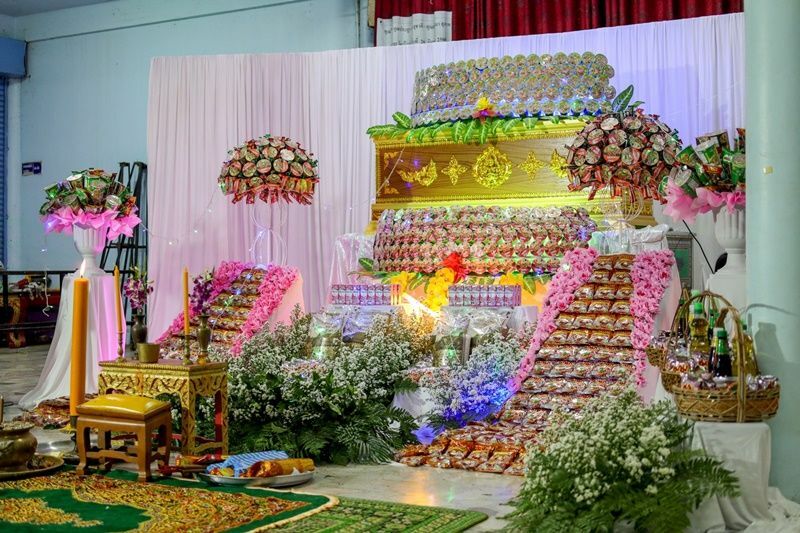 Instant noodles replace flowers at unusual Thai funeral