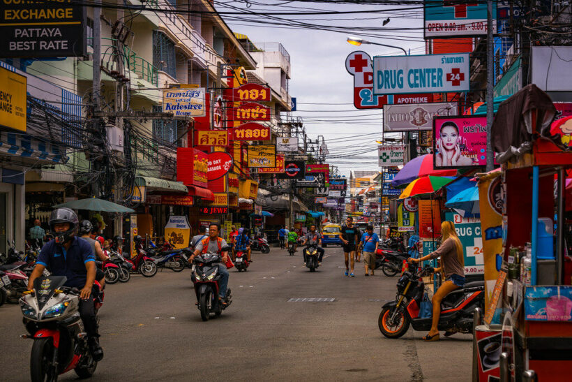 Pattaya tourist claims thieves in ‘sexy dresses’ stole his 33,000 baht necklace