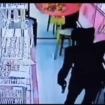 Armed man robs gold shop in Pattani, southern Thailand &#8211; VIDEO | Thaiger