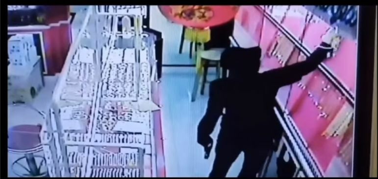 Armed man robs gold shop in Pattani, southern Thailand – VIDEO