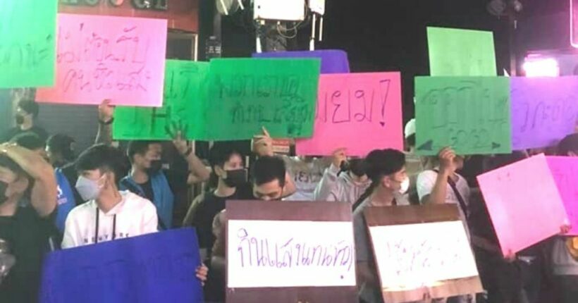 Phuket bar staff protest in support of outed party resort, extension of alcohol sales