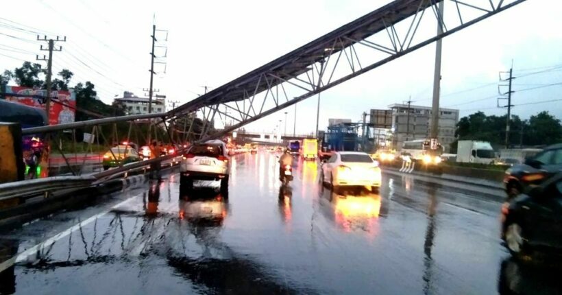 Overhead traffic sign strikes car, passengers escape unscathed