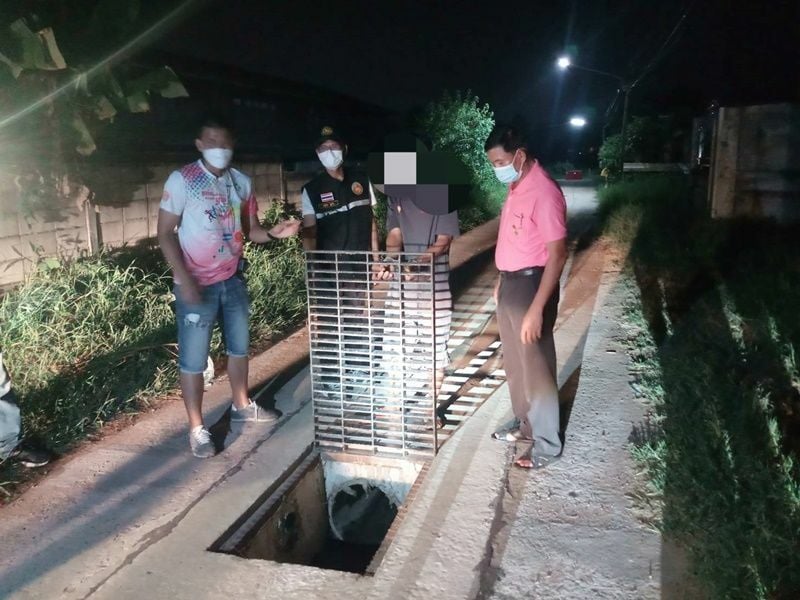 Karma in Kalasin: Man steals drain cover then drives his car into the hole