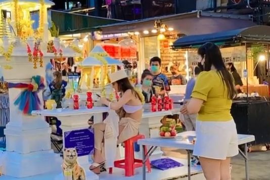 Thai netizens laugh at foreign woman who mistook spirit house for a table