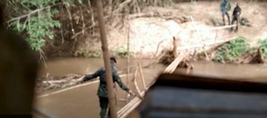 VIDEO: Thai soldiers destroy footbridge used by Burmese refugees fleeing unrest