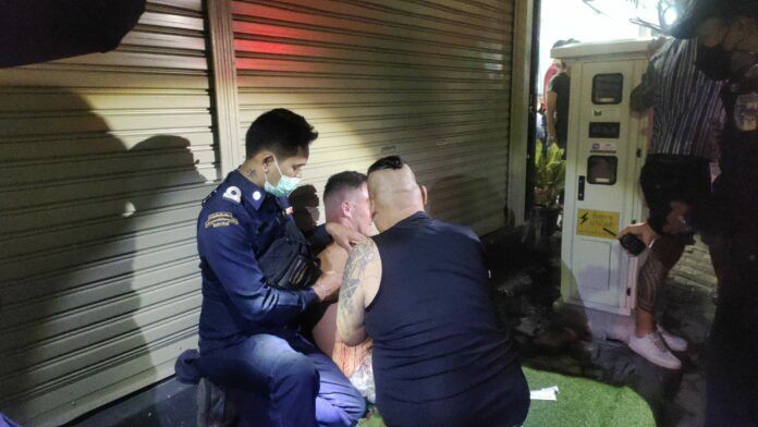 Foreigner stabbed in Pattaya refuses hospital treatment