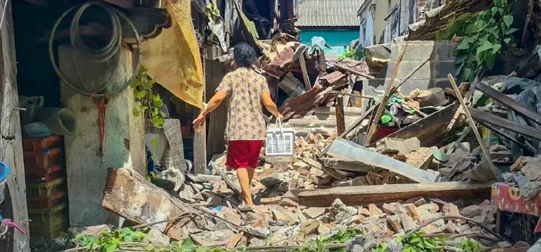 On top of fire this week, Bangkok’s Chinatown deals with house collapse