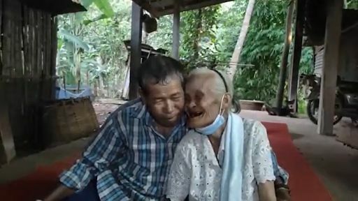 Elderly Thai couple marry after knowing each other for 10 days