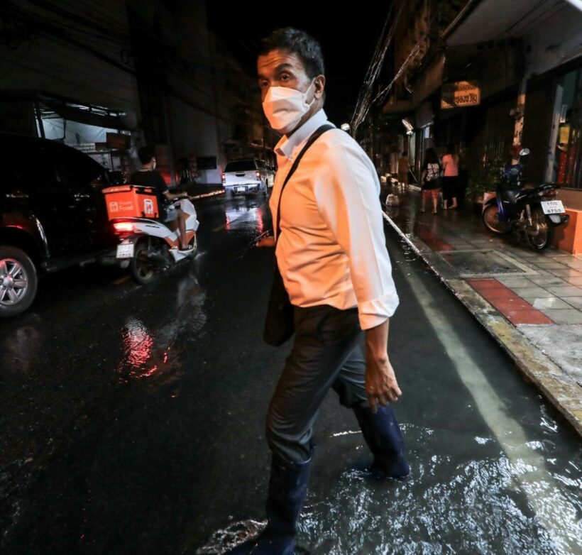 Magnanimous governor accepts blame for Bangkok’s floods