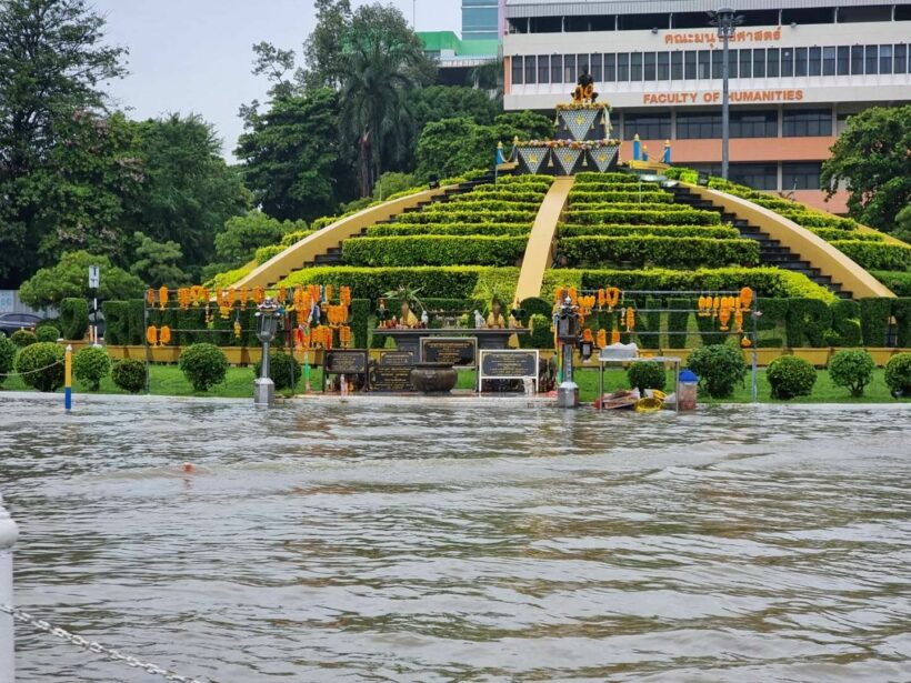 University in Bangkok suspends lectures following floods