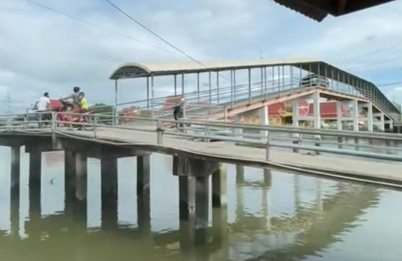 Car drives over pedestrian bridge in Samut Sakhon. (via video screencap)