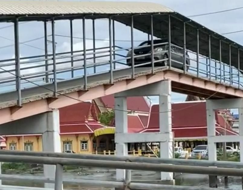 Confused car finds itself driving a steep narrow pedestrian bridge