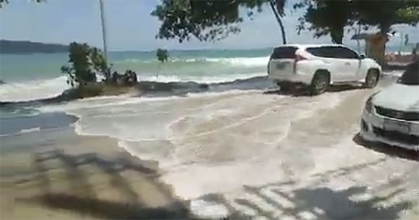 King tide in Phuket yesterday spurred online fears of a tsunami - it wasn't | News by Thaiger