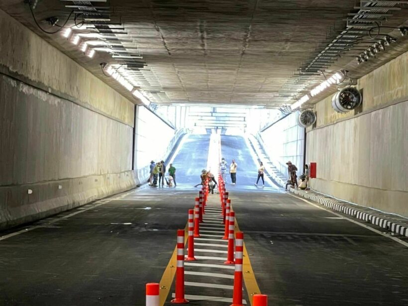 New Bangkok tunnel closed on opening day due to flood