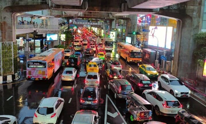 Rain causes chaotic traffic for Bangkok commuters