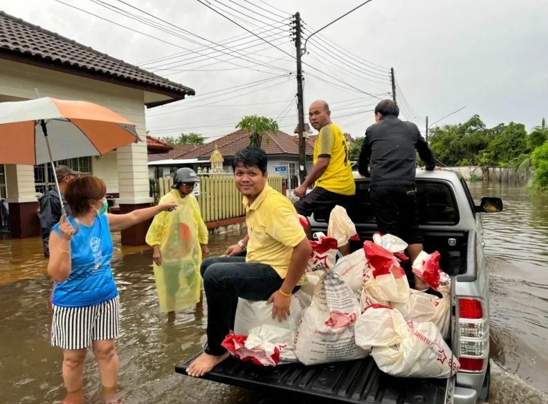 Phuket officials visit flood-stricken municipality to help locals