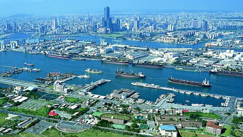 Chinese military excercises spook shipping vessels at Taiwan port