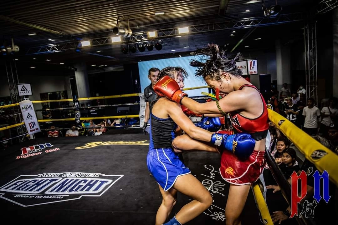 women boxing