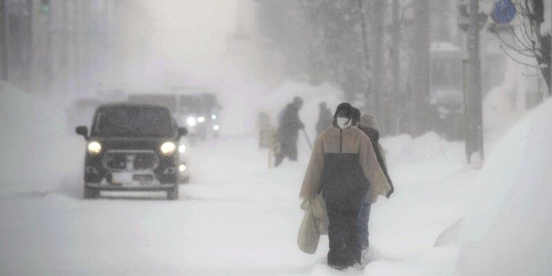 Fierce snowstorm pounds Japan, disrupts public transport